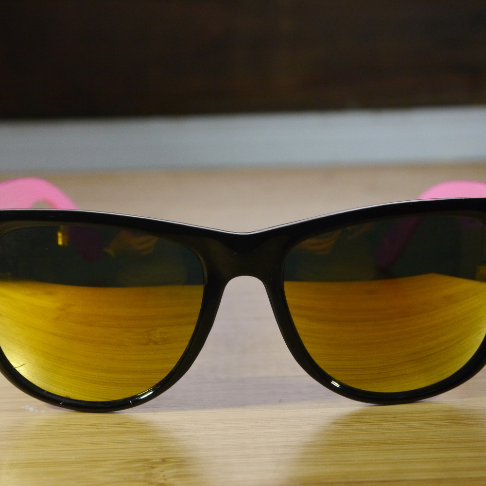 Sunglasses Classic Style Black Frames Pink Arms